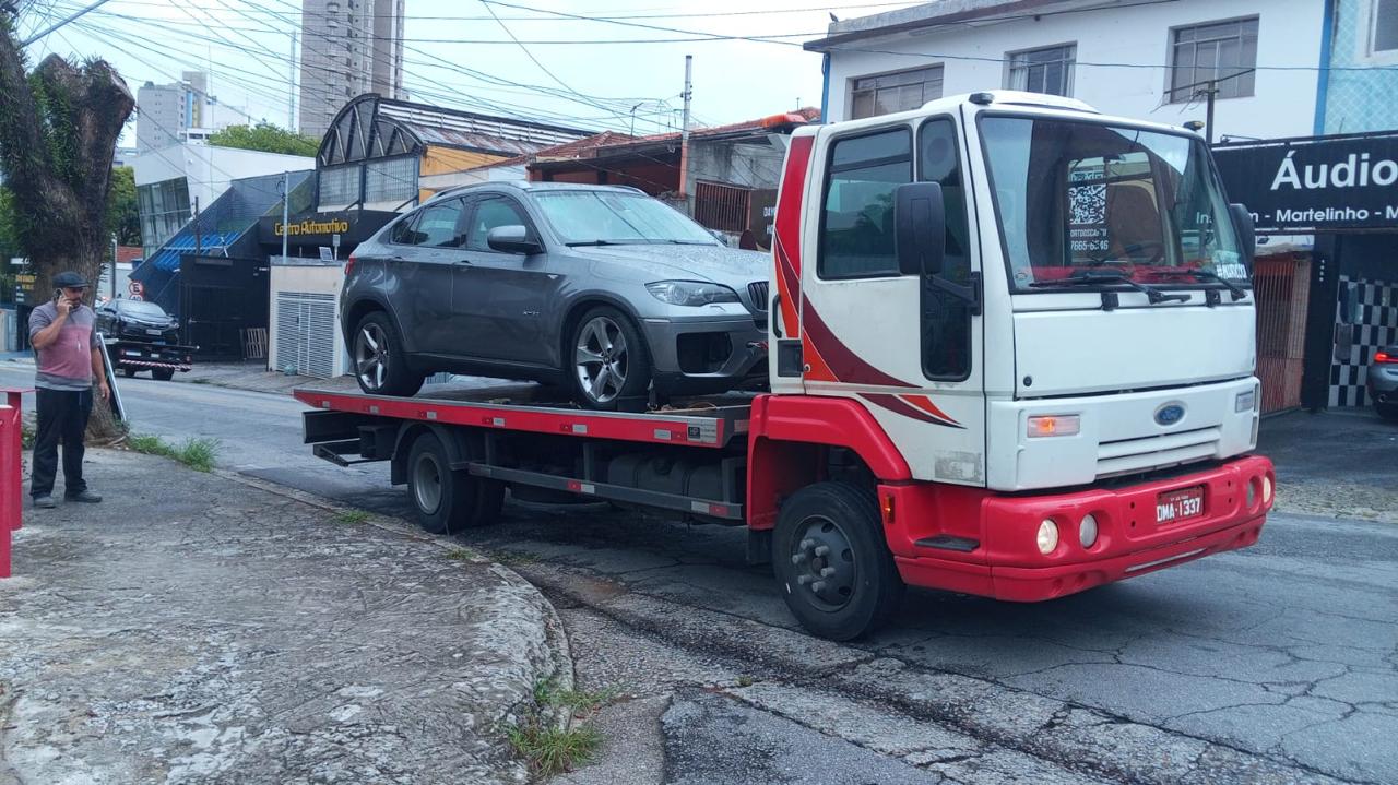 Guincho plataforma da Guinchos Próximo transportando um SUV em São Paulo